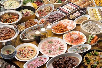 【約50種の御殿場高原ランチバイキング&6種の地ビール飲み放題!/新宿発】絶景の富士山🗻と新倉山浅間公園&約200本の河口湖さくら回廊🌸2